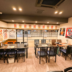 スポットライトに照らされた清潔感のあるお席です。