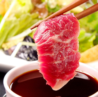 熊本から直送の鮮馬刺し、当店手作りブレンドの醤油で◎