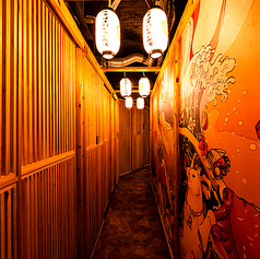 少人数様でのご宴会は勿論、団体様でのご要望にもお応え出来るように広々個室席も完備♪大人数様でのご宴会にぴったりのテーブル個室席は90名様までご案内可能です◎団体様でのご予約の際に必見の幹事様分全額無料になるといったお得クーポンもご用意しておりますので、各種ご宴会を心ゆくまでお楽しみください♪