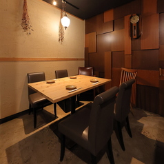 落ち着いた雰囲気の個室は接待や会食など、特別なシーンに最適です。周囲を気にせずゆっくりと会話をしながら、こだわりの料理を堪能。プライベートな空間で、大切な方との時間をより深く、より濃密に演出します。上質な空間と料理、そして温かいおもてなしで、思い出に残るひとときをお約束いたします。