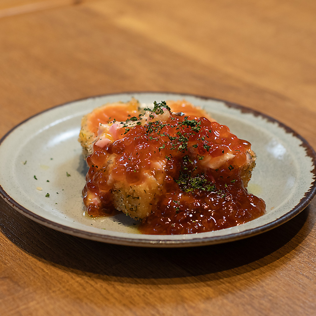 新鮮なサーモンを贅沢に使用◎外はサクサク、中はとろけるレアな食感がたまらない逸品です♪