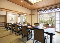 【菖蒲・鈴蘭】6名～12名様までご利用いただける個室席です。日本庭園に面した心和む和室です。結納やお食い初め、法要など様々なシーンにご活用ください。※乳幼児用ベッド可能