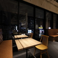窓際のテーブル席は夜景を楽しみながらお食事いただけます。特別なひとときを演出いたします。