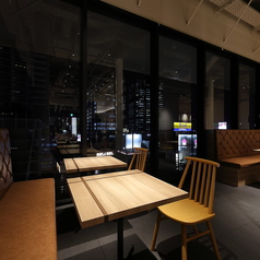 窓際のテーブル席は夜景を楽しみながらお食事いただけます。特別なひとときを演出いたします。