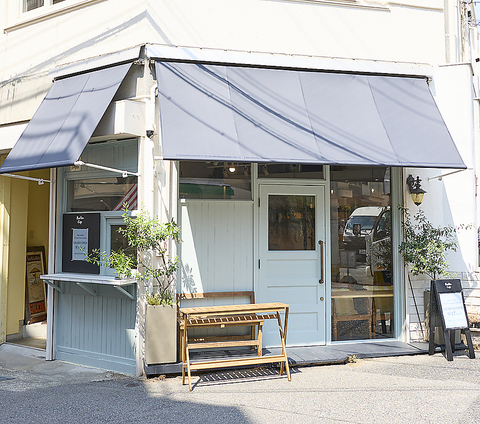 トアウエストの角に佇む小さなカフェ