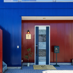 上質な空間で、８名様から貸し切りもご相談いただけます。最大12名様までご利用可能な少人数空間で、シェフの手さばきを間近に感じながらフレンチ懐石をゆったりとお楽しみ下さい。