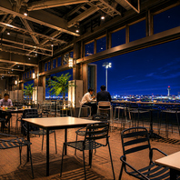 都会の夜空を楽しむこだわりのビアガーデン
