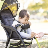 【お子様連れ設備】お子様用食器をご用意しています。ベビーカーでの入店も可能で、ベビーベッド・おむつ交換スペースもございます。乳児・未就学児・小学生のお子様連れでもご利用いただけます。