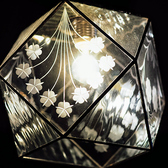 和とモダンを組み合わせたデザインのインテリアが随所に。