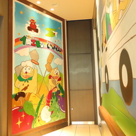 【階段アートでお出迎え！！フォトスポット多数！！】