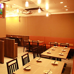 ゆったりと座れる4名様用のテーブル席。人数に合わせてテーブルを繋げることが可能なので、4名様以上でのご利用でも安心です◎ちょっと人数が多い友人との集まりや女子会などにもご活用いただけます！