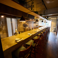 おしゃれな雰囲気のカウンターはデートにピッタリ◎