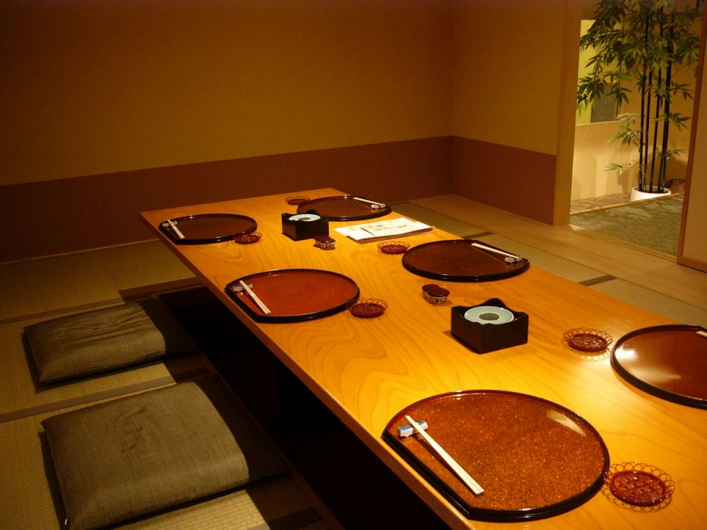 6名様までご利用出来る掘りごたつ席。接待にどうぞ。