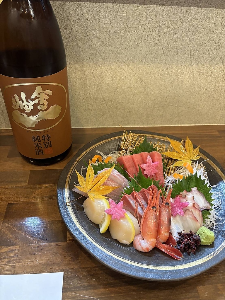 絶品の刺身と日本酒の相性は抜群！ブリブリのお刺身を最高の状態でお楽しみください！