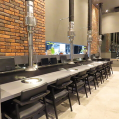 お洒落な内装を楽しみながら、お食事ができるカウンター席を完備◎お一人様利用はもちろん、デートやご友人とのお食事におすすめのお席です。距離が近く、会話が弾みやすい環境が整っています。カウンター席での特別なひとときは、食事の楽しみを広げ、思い出に残る素敵な時間を演出します。ご来店を心よりお待ちしてます。