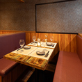 【和モダンな広々テーブルシート】とても人気の高いお席となっております！接待や女子会、デート、誕生日会など各種宴会に最適ななお席です！間接照明の数々がお客様の宴を彩ります♪ソファー席のご予約もお気軽にご相談下さい。