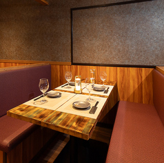 【和モダンな広々テーブルシート】とても人気の高いお席となっております!接待や女子会、デート、誕生日会など各種宴会に最適ななお席です!間接照明の数々がお客様の宴を彩ります♪ソファー席のご予約もお気軽にご相談下さい。