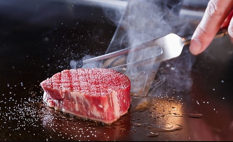 選りすぐりの黒毛和牛や新鮮な魚介をライブ感溢れるパフォーマンスで堪能！