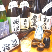 果実酒、焼酎、日本酒など合わせて220種類以上のお酒をご用意しております。焼酎は、松露や青酎などの珍しいものから、黒霧島や薩摩美人の定番まで取りそろえております。日本酒は、黒龍などの定番の日本酒多数ございます。