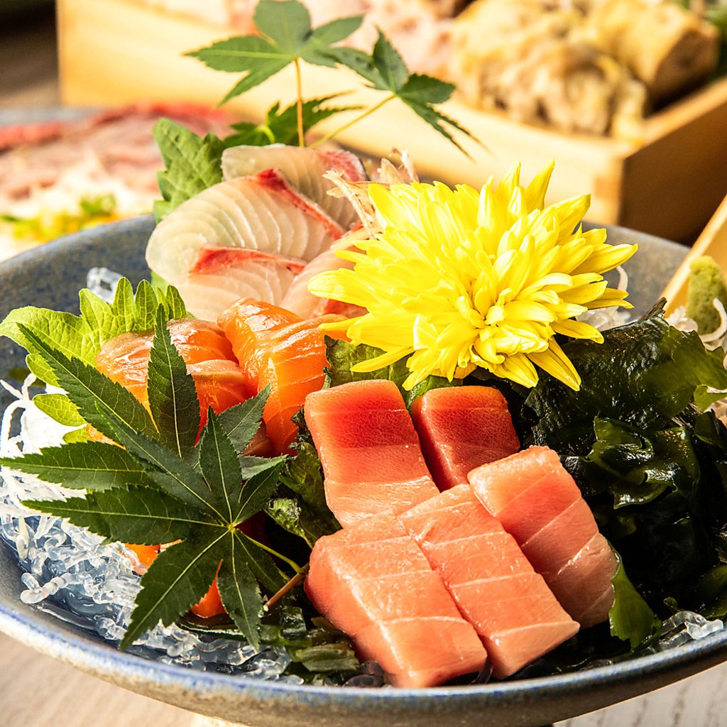 毎朝仕入れる鮮度抜群の魚介類を皆さまにお届け致します。