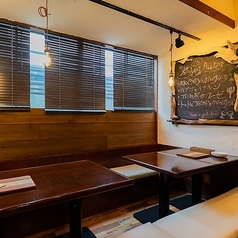 掘りごたつのテーブル席が4名席×2テーブル。繋げると8名様ご案内可能です