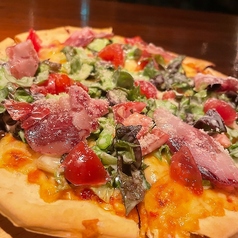 生ハムとフレッシュリーフのサラダピザ