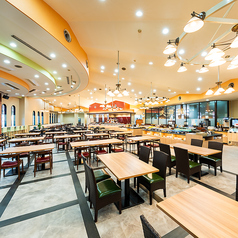 清潔で広々としたレストラン