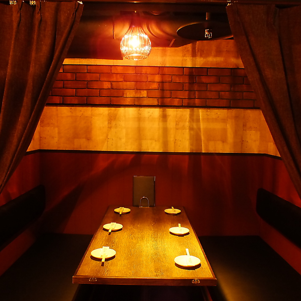 店内はバルをコンセプトとした、オシャレな空間。　カップル、ご宴会と様々なシーンでご利用頂ます