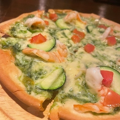 エビとズッキーニのバジルソースピザ