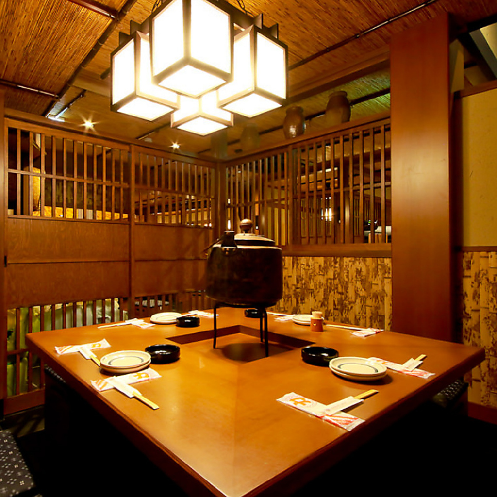 【完全個室】8名様までご利用頂ける暖炉風個室はゆっくり過ごせるお席。会社の飲み会や女子会等に◎