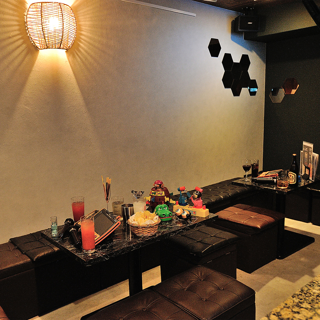 お近くのお客様との会話を楽しんだり、アットホームな雰囲気で賑やかに過ごせます♪