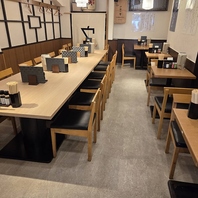 杉の一枚板を使用した立派なテーブル