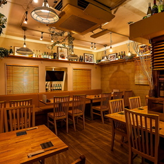 店内貸切は、飲み放題付きコースをご利用の20名様前後からご相談ください。着席で最大30名様まで承ります。会社宴会や歓送迎会、同窓会などのお集まりにご利用いただけます。