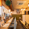 【お店全体に広がる和空間】たつみの内観は木の温もりを感じるような作りになっており、照明や仕切りにもこだわっております。全体的に色味は木で統一し、仕切りに竹のデザイン、壁にはふすまや瓦をデザインした和のテイストです。落ち着ける空間でゆっくり足を伸ばし、当店自慢の岡山の鮮魚やお酒を楽しんでください。