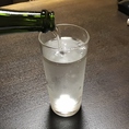 【和らぎ水】は日本酒でのチェイサーのことを指します。悪酔いを抑え2日酔いにもなりにくくなりますし、お酒を美しく沢山呑めるようになります。おい川では11月～3月頃迄の（金）（土）に蔵元の仕込み水を【和らぎ水】として提供しています。