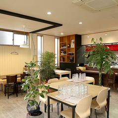 3名様までご利用いただけるテーブル席をご用意いたしております。ご友人とのお食事や、会社の同僚の方と軽く一杯といった場面で最適です。お酒に合うおつまみも豊富にご用意しております。