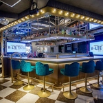 豊富なお酒が並ぶカウンター席はお一人様でも気軽にご利用いただけます。