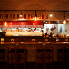 【お洒落なカウンター席】お一人様はもちろん、デートにもオススメのお洒落でスタイリッシュなカウンター席をご用意しております！木の温もりを感じる落ち着いた雰囲気の中、ごゆっくり馬刺しや馬肉料理をお楽しみください。