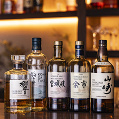 落ち着きのある和空間でカクテルやウイスキーを堪能。