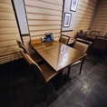 本場ペルーの雰囲気を感じられる店内で、気軽なお食事やご友人とのお集まりにぴったりの4名様向けテーブル席をご用意。色鮮やかなペルー料理とともに、異国情緒あふれる空間でゆったりとした時間をお過ごしください。女子会やご家族でのお食事にもおすすめです。