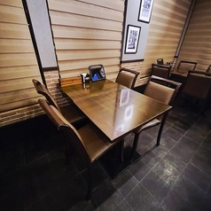 本場ペルーの雰囲気を感じられる店内で、気軽なお食事やご友人とのお集まりにぴったりの4名様向けテーブル席をご用意。色鮮やかなペルー料理とともに、異国情緒あふれる空間でゆったりとした時間をお過ごしください。女子会やご家族でのお食事にもおすすめです。