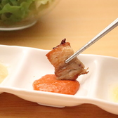梨泰院名物サムギョプサル！サムギョプサルは鉄板で余分な脂を落とし野菜で巻いて食べるのでヘルシー♪♪塩こうじ・バジルなど、あなたの一番の味、見つけてください♪