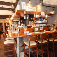 お店の活気と木の温もり感じる店内