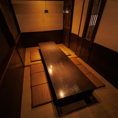 【8名から10名様向け個室】少人数から中規模のお集まりに使いやすい、落ち着きのある個室をご用意。会社の飲み会やご友人との宴会、歓送迎会など、幅広いシーンでご利用いただけます。周囲を気にせず、自慢の鮮魚や炭火料理、お酒を囲みながら、ゆったりとした宴のひとときをお過ごしください。