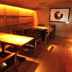 屋根裏部屋みたいな2F席☆ソファでゆったりできる、おこもり空間