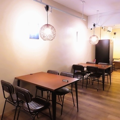 鮮やかなブルーを基調としたお洒落な店内で、心地よいひとときをお過ごしいただけるお席です。お店の象徴である鳥のモチーフが、訪れるお客様を温かくお出迎えします。ゆったりくつろげるお席で、気の合う仲間と食事などを楽しむのに最適です。