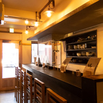 カウンター席で店員さんとの会話やライブ感のある調理をお楽しみください。