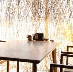 お昼時のランチや夜の宴会、ご家族でのお食事など、多様なシーンに寄り添う使い勝手の良いテーブル席です。4名様用を3卓ご用意しており、居心地の良さを追求した上質な空間が日常を離れた「プチリッチ」なひとときを演出いたします。穏やかな時間が流れる店内で、皆様の大切なひとときを彩るお手伝いをさせていただきます。