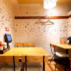 ゆったり寛げるテーブル席は、少人数のワイワイ飲みにも最適☆