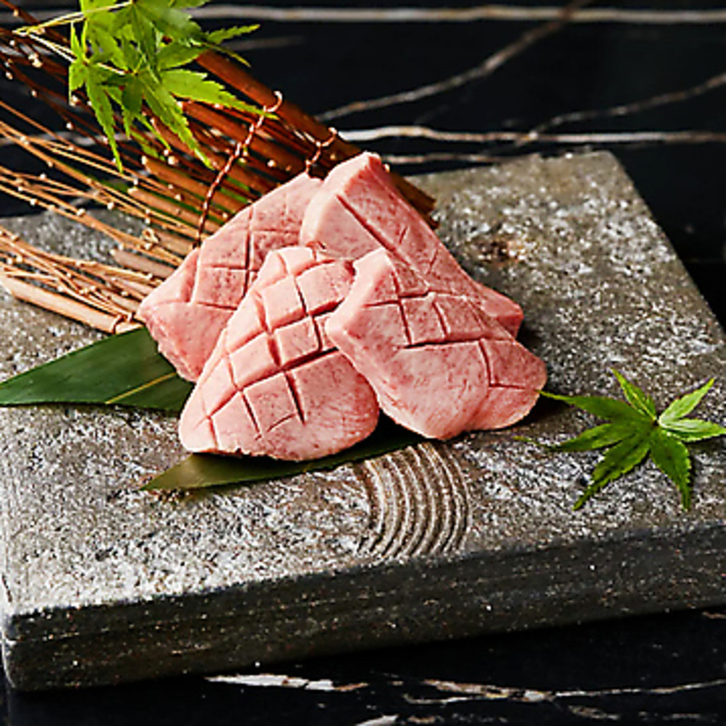 当店こだわりの黒毛和牛は「一枚の焼肉で驚かせたい」という思いから、肉質にこだわり続けています。